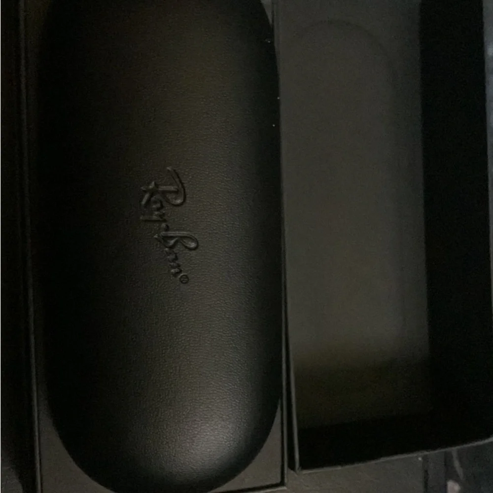 Rayban stories used twice comes with box cloth case and charger.